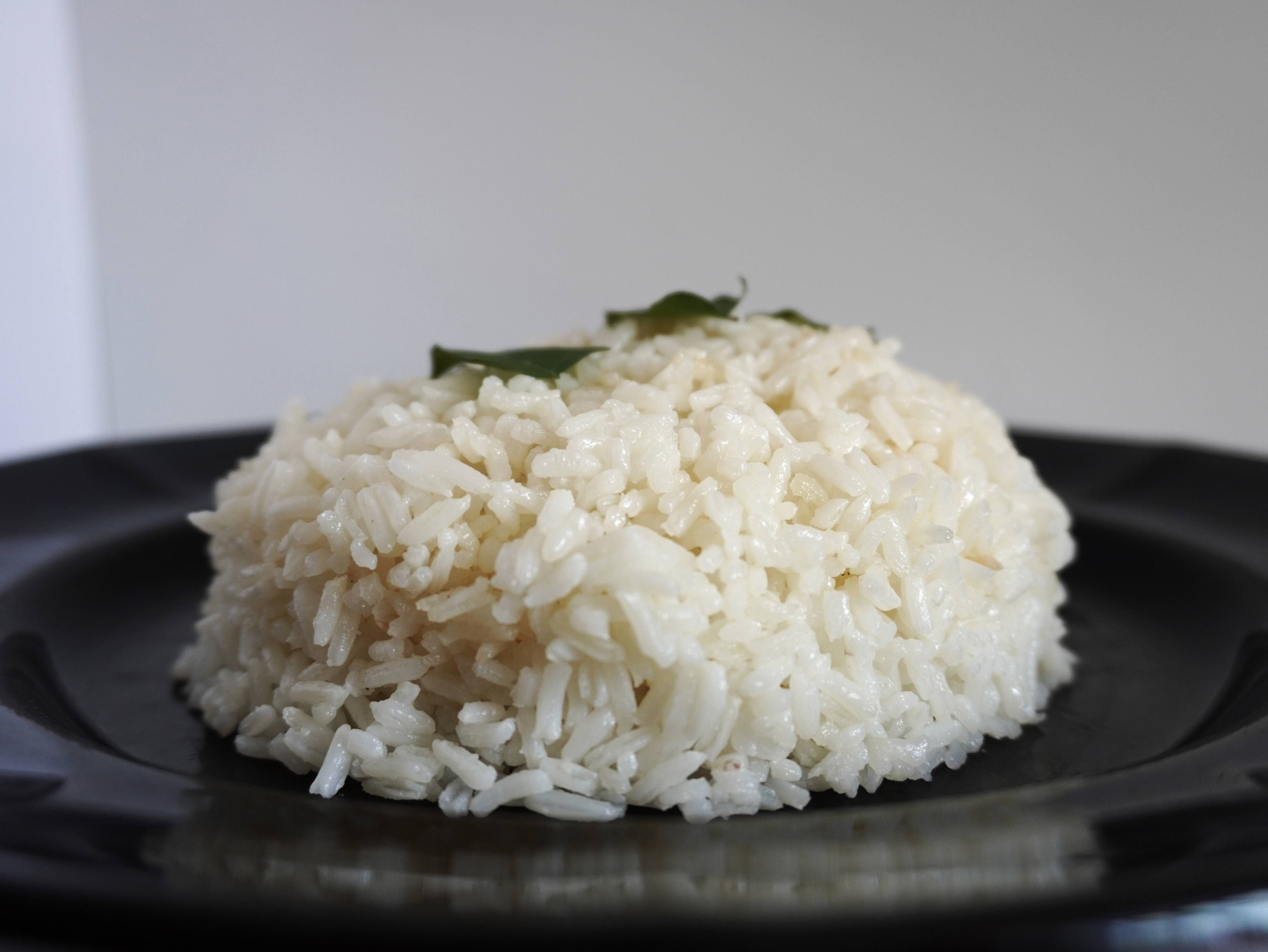 Assiette de riz blanc Diri Kasik cuit garni d'une feuille verte
