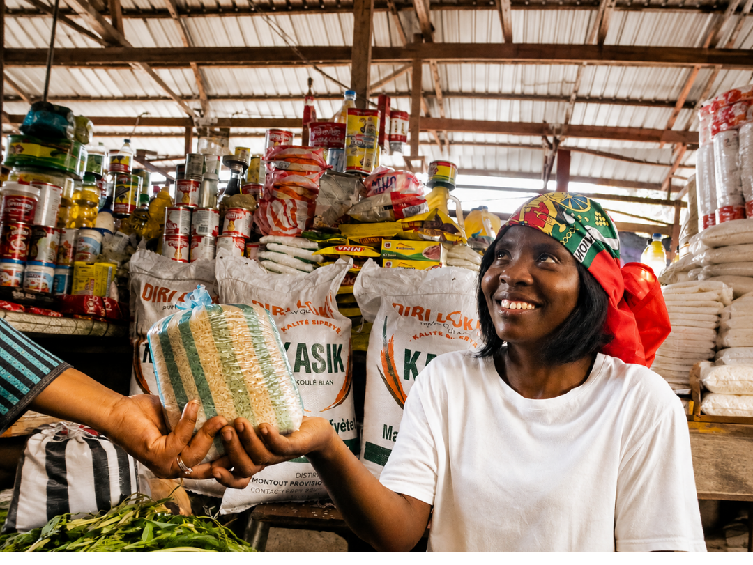 Marchande souriante au marché tenant un sachet de riz devant des sacs Diri Lokal Kasik