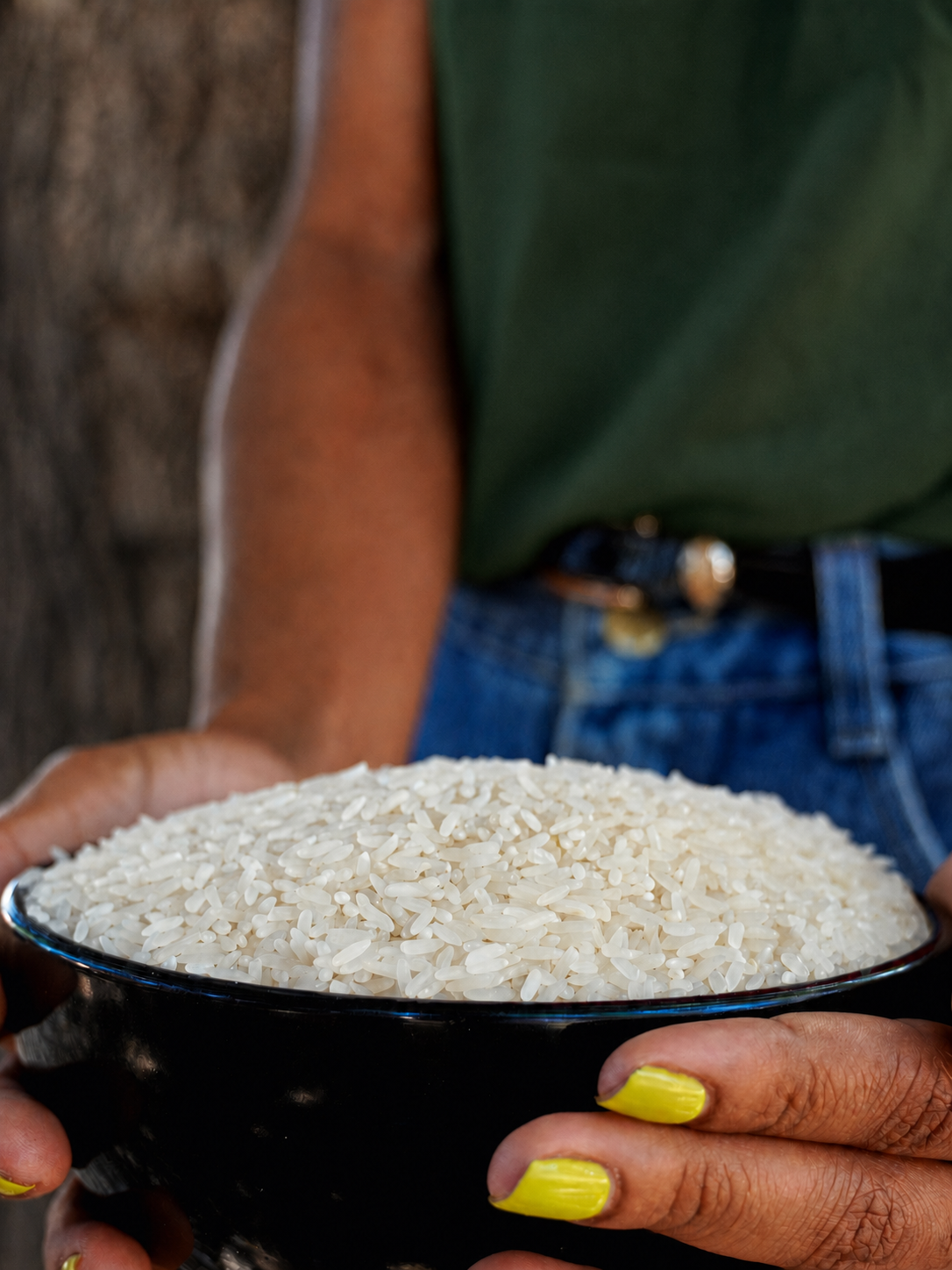Bol de riz blanc cru Diri Kasik tenu dans les mains